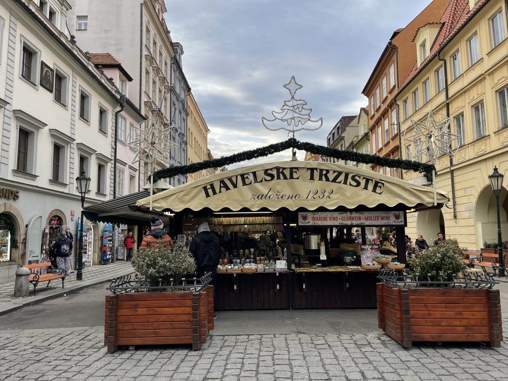 mercado navideño havelske en praga