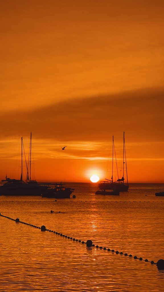 las mejores playas de ibiza  cala de benirràs  Se encuentra en el norte de la isla, es famosa por sus atardeceres con los tambores y es una de las playas mas hippies de Ibiza