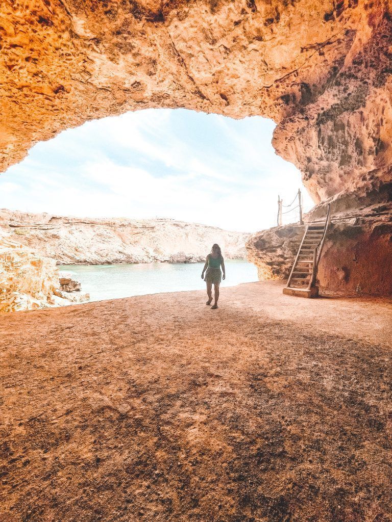 Sa Figuera Borda, fue nuestro gran descubrimiento en el oeste de la isla. No podríamos considerarla una playa, porque realmente no tiene zona de arena, es de piedra y es una cueva excavada con unas vistas brutales. Para llegar a ella, tendrás que entrar por el parking de calas del Comte