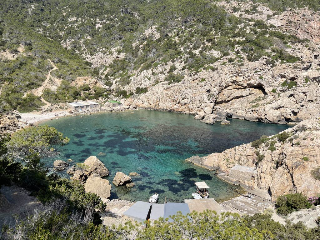 es portixol  las mejores calas de ibiza  Esta en el norte de la isla y llegar hasta ella, no es tarea fácil, ya que tienes que hacer un trekking de unos 40 minutos aproximadamente, pero te aseguramos que la recompensa, merece la pen