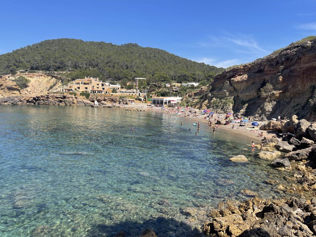 las mejores playas de Ibiza es cala Xarraca, se encuentra en el norte de la isla, es una playa semi urbana, pero con todos los encantos de una cala virgen