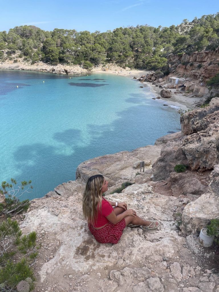 Cala Saladeta, es la hermana pequeña de cala Salada y nos enamoró nada mas verla desde arriba. Las aguas cristalinas combinan a la perfección con el verde de la naturaleza.